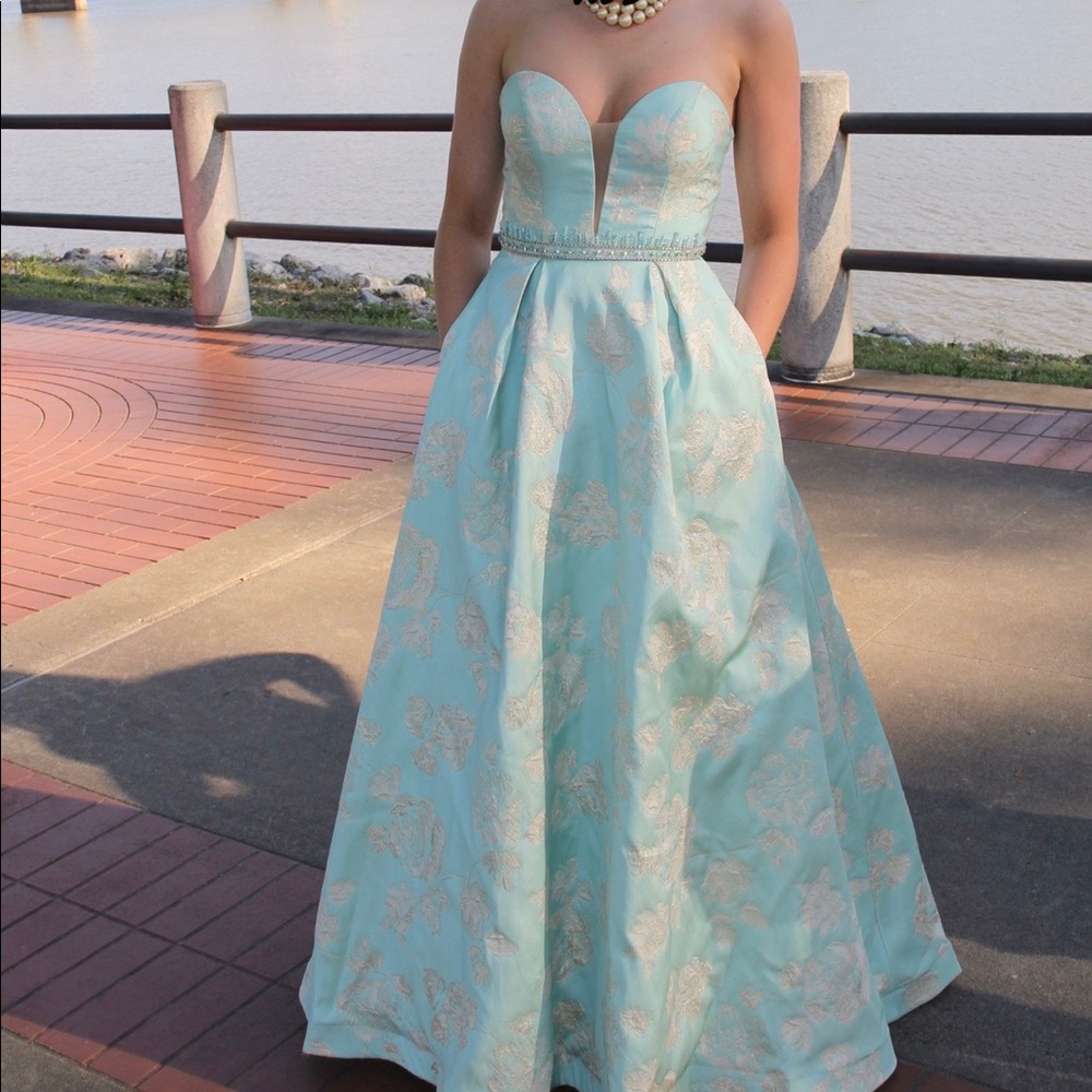 Prom Dress - Picture 4 of 4